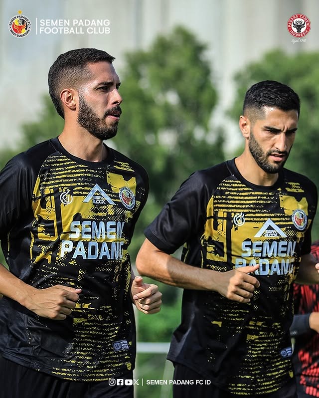 Jaime Giraldo (Kiri) Saat Latihan Bersama Semen Padang FC (Foto: Semen Padang FC)